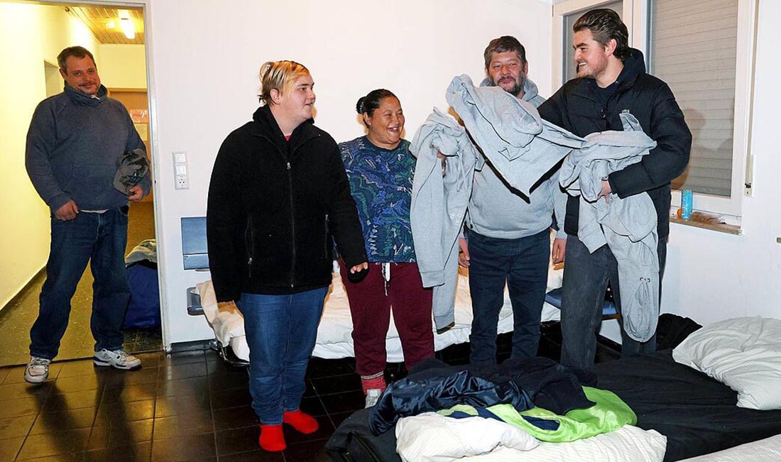3937594_pullover-spende-fuer-obdachlose-large